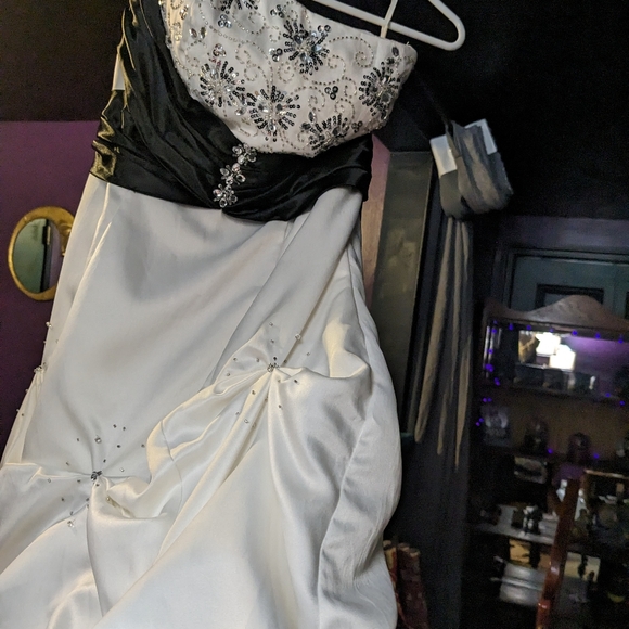 Wedding/Prom Dress - Picture 2 of 8